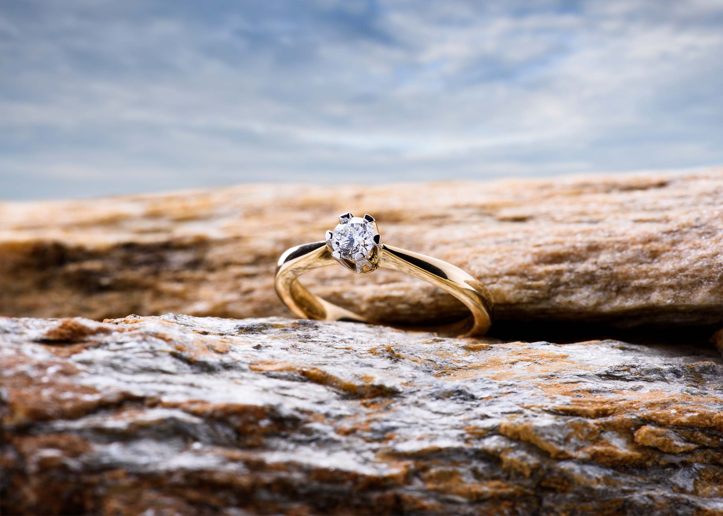 Pierścionek zaręczynowy z diamentem