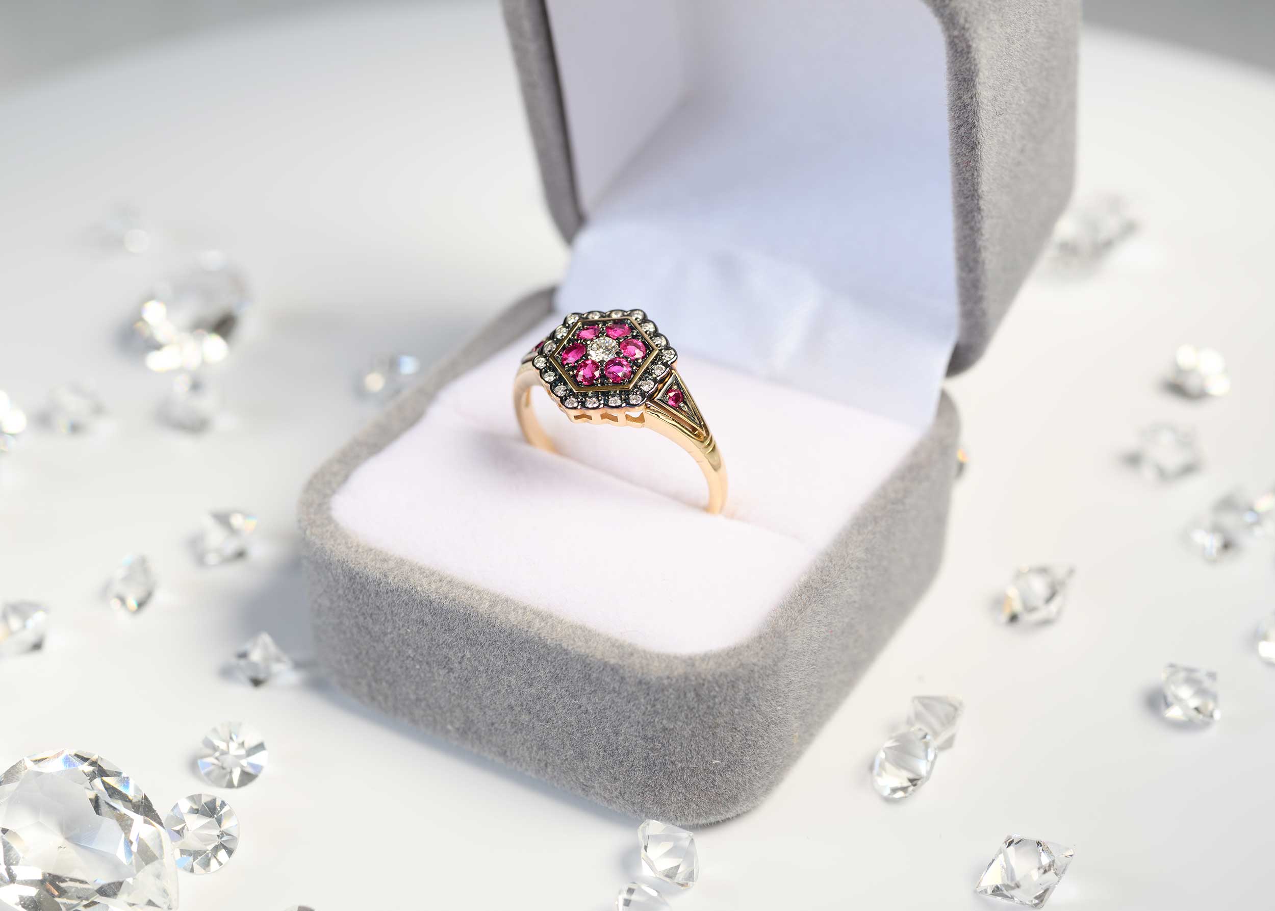 Złoty pierścionek z rubinem Złoty pierścionek z rubinem