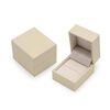 Pudełeczko na pierscionek zareczynowy w kolorze kremowym.