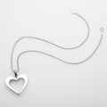 Naszyjnik ze srebrną zawieszką w kształcie serca umieszczoną na czarnym rzemieniu