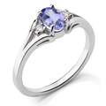 Oryginalny pierścionek z białego, polerowanego złota z przepięknym i rzadkim kamieniem - tanzanitem i brylantami.