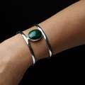 Bransoletka z malachitem na ręce