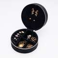 Okrągła kasetka na drobną biżuterię w kolorze czarnym.