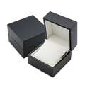 Duże, czarne pudełko na bransoletkę lub zegarek.