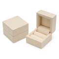 Pudełko drewniane na pierścionek w kolorze ecru kremowym.