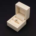 Pudełko drewniane na pierścionek w kolorze ecru kremowym.