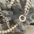naszyjnik z łańcuszka i pereł