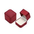Satynowe pudełeczko na pierścionek, obrączkę, kolczyki w kolorze burgundu