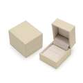 Pudełeczko na pierscionek zareczynowy w kolorze kremowym.