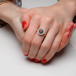 pierścionek z brylantami i rubinem - modelka