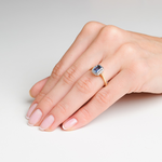 Pięknie wyglądający pierścionek za kobiecej dłoni