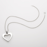 Naszyjnik ze srebrną zawieszką w kształcie serca umieszczoną na czarnym rzemieniu