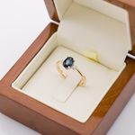 złoty pierścionek z szafirem i brylantami w pudełku