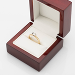 VICTORIA II - złoty pierścionek z brylantem w pudełku.  na zaręczyny.