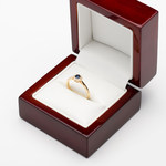 pierścionek z szafirem i brylantami w drewnianym pudełku jubilerskim