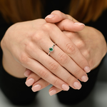 Zaręczynowy pierścionek ze szmaragdami i brylantami