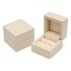 Pudełko drewniane na pierścionek w kolorze ecru kremowym.