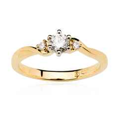 Pierścionek z trzeba diamentami.