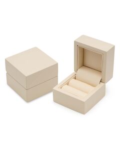 Pudełko drewniane na pierścionek w kolorze ecru kremowym.