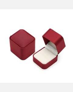 Satynowe pudełeczko na pierścionek, obrączkę, kolczyki w kolorze burgundu