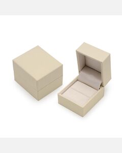 Pudełeczko na pierscionek zareczynowy w kolorze kremowym.