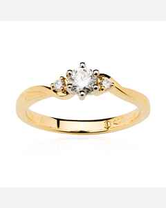 Pierścionek z trzeba diamentami.