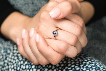 Pierścionek zaręczynowy z szafirem Pierścionek zaręczynowy z szafirem