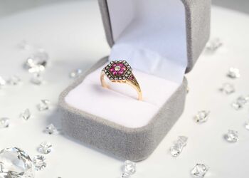 Złoty pierścionek z rubinem Złoty pierścionek z rubinem