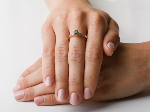 zaręczynowy pierścionek