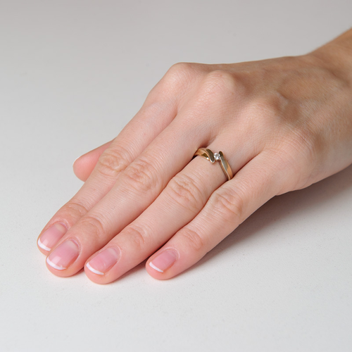 niedrogi pierścionek zaręczynowy z brylantem na palcu - ręka