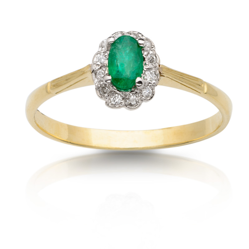 Zaręczynowy pierścionek z białego, polerowanego złota z przepięknym szmaragdem i dwoma brylantami.