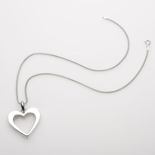 Naszyjnik ze srebrną zawieszką w kształcie serca umieszczoną na czarnym rzemieniu