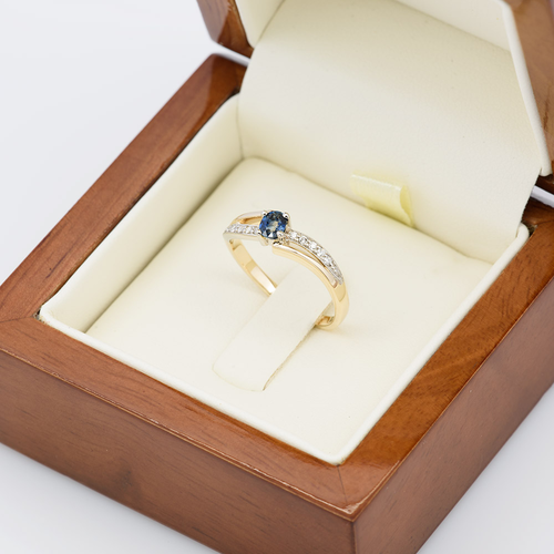 pierścionek złoty z brylantami i szafirem w pudełku