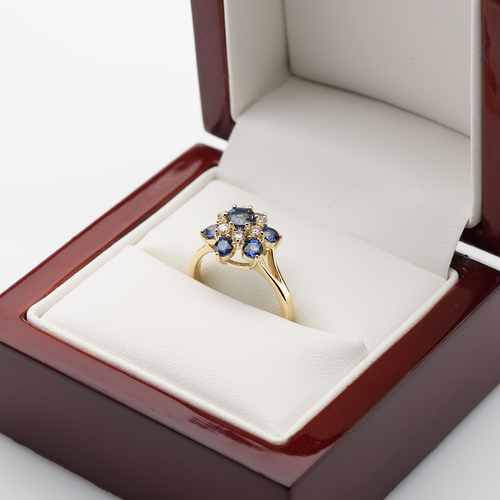 W pudełku Blue Star - pierścionek z szafirami i brylantami - złoto 585