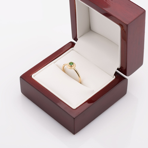 Złoty pierścionek TUTTI FRUTTI ze szmaragdem w pudełku.