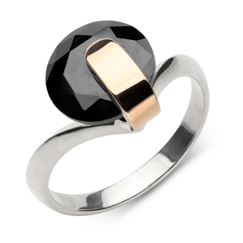 Nowoczesny pierścionek ze srebra z czarną cyrkonią i złotą wstawką.