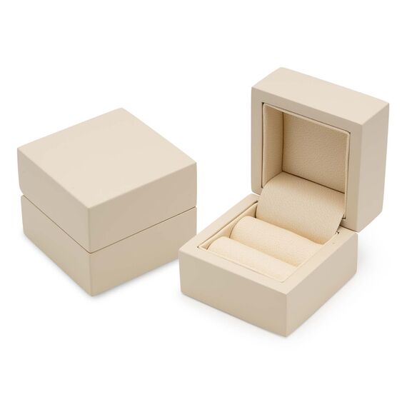 Pudełko drewniane na pierścionek w kolorze ecru kremowym.