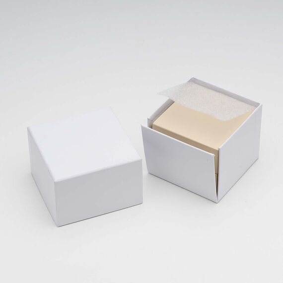 Pudełko drewniane na pierścionek w kolorze ecru kremowym.