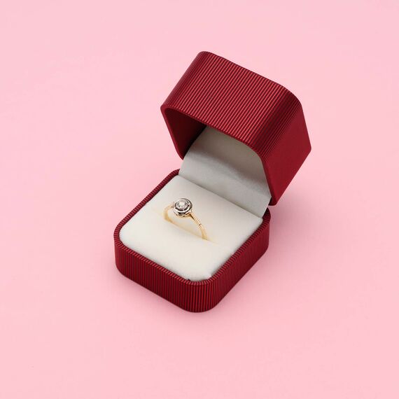 Satynowe pudełeczko na pierścionek, obrączkę, kolczyki w kolorze burgundu