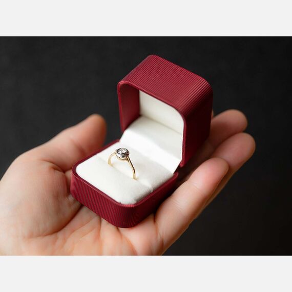 Satynowe pudełeczko na pierścionek, obrączkę, kolczyki w kolorze burgundu