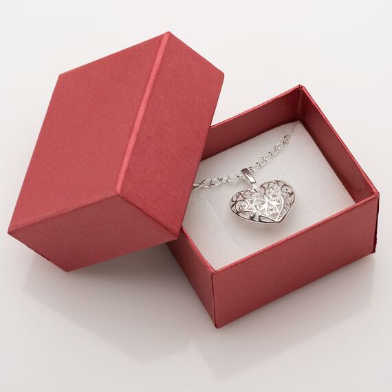 łańcuszek z serduszkiem w pudełku