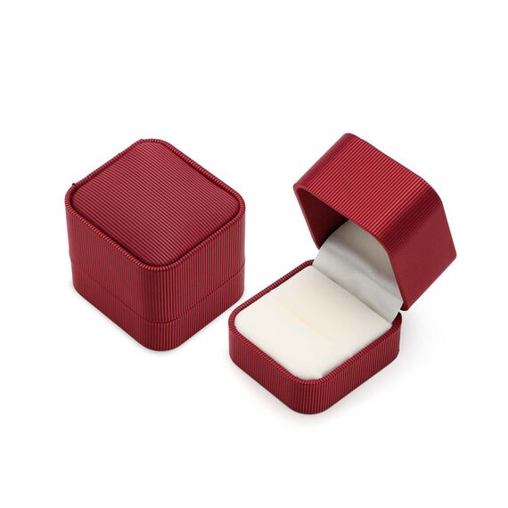 Satynowe pudełeczko na pierścionek, obrączkę, kolczyki w kolorze burgundu