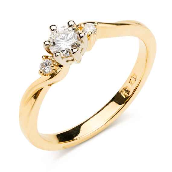 Pierścionek z trzeba diamentami.