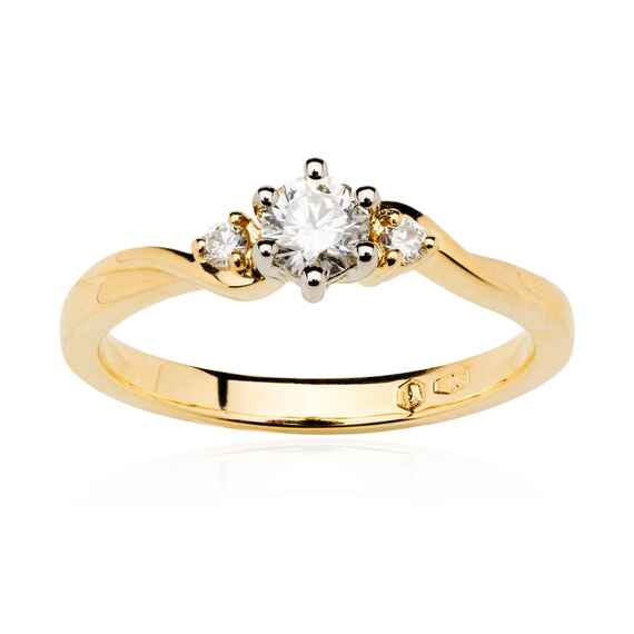 Pierścionek z trzeba diamentami.