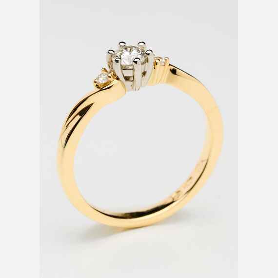 Pierścionek z trzeba diamentami.