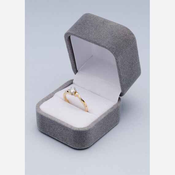 Pierścionek z trzeba diamentami w pudełeczku.