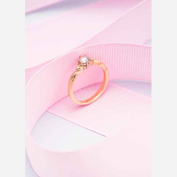 Pierścionek z trzeba diamentami.