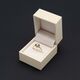 Pudełeczko na pierscionek zareczynowy w kolorze kremowym.